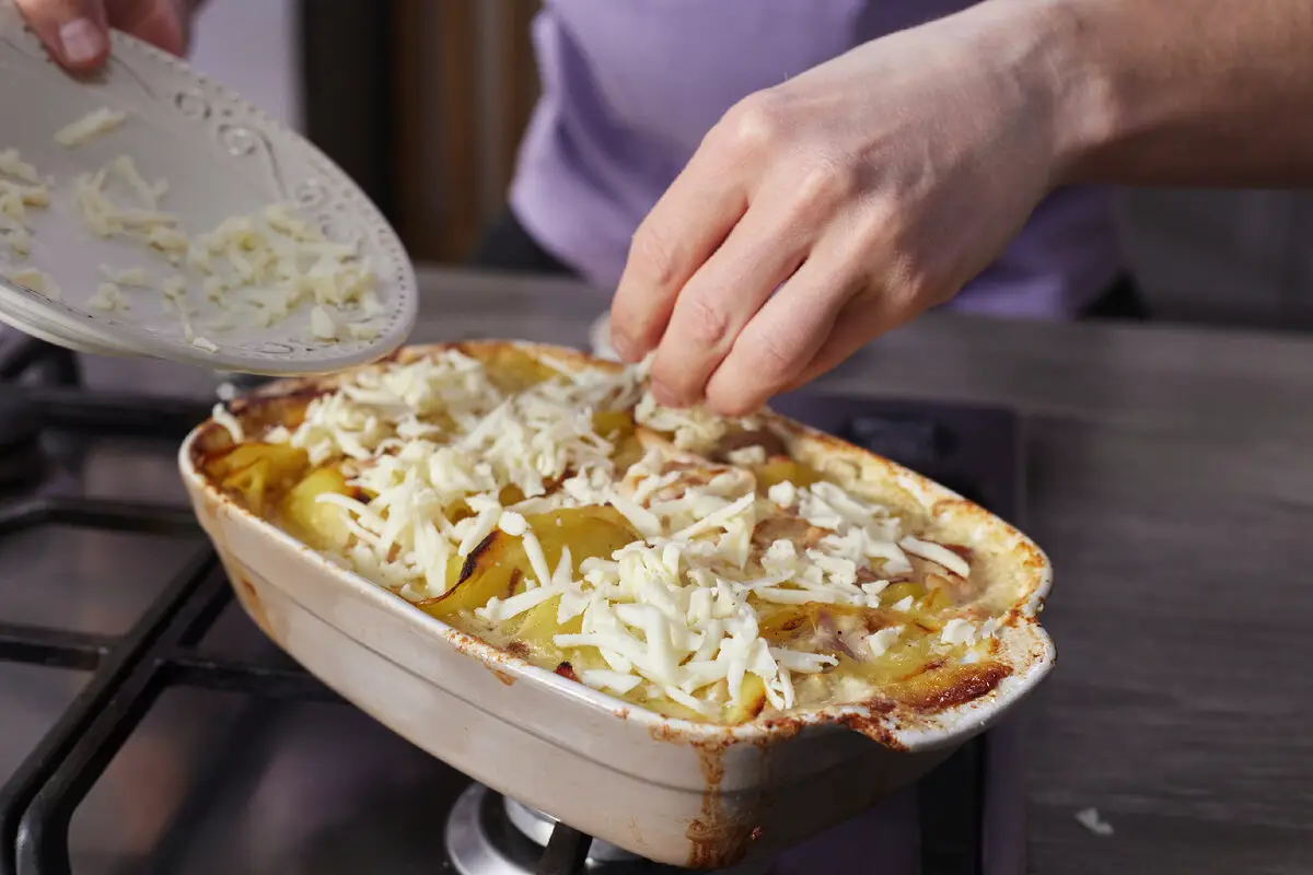 Kartoffelgratinen med to oste – den klassiske opskrift, der altid lykkes