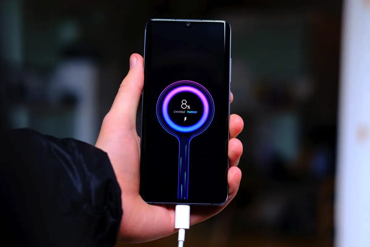 Hvorfor oplader nogle USB-porte meget langsommere end andre? Den helt enkle forklaring