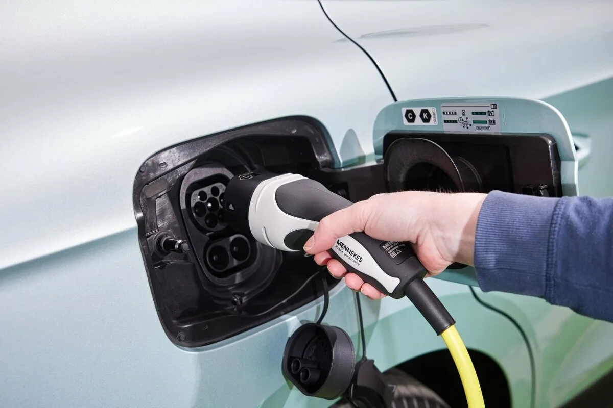 Hvor meget energi mister din elbil, når du lader fra en almindelig stikkontakt
