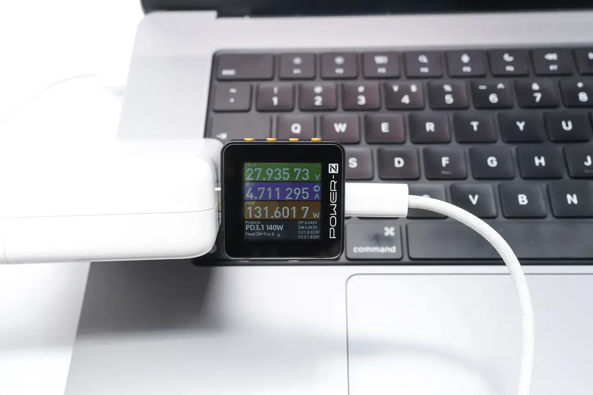 Hvorfor oplader nogle USB-porte meget langsommere end andre? Den helt enkle forklaring