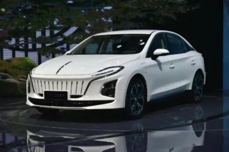 Teknologisk bro til 1.000 km: Hongqi præsenterer elbil med solid-state-batteri