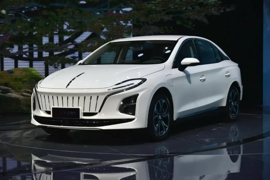 Teknologisk bro til 1.000 km: Hongqi præsenterer elbil med solid-state-batteri