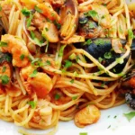Middelhavsaften: Muslinger med pasta – simpelt og fantastisk
