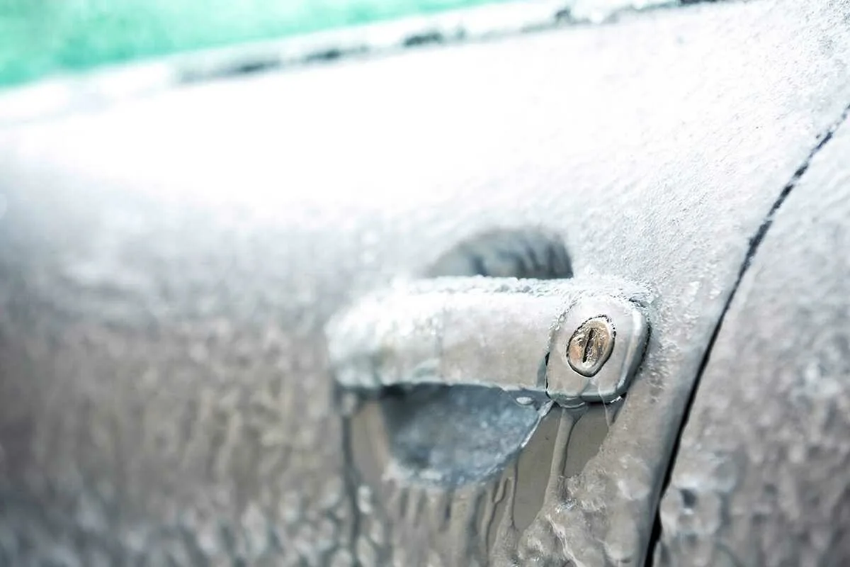 Sådan tør du hurtigt låse og døre på bilen op i frost