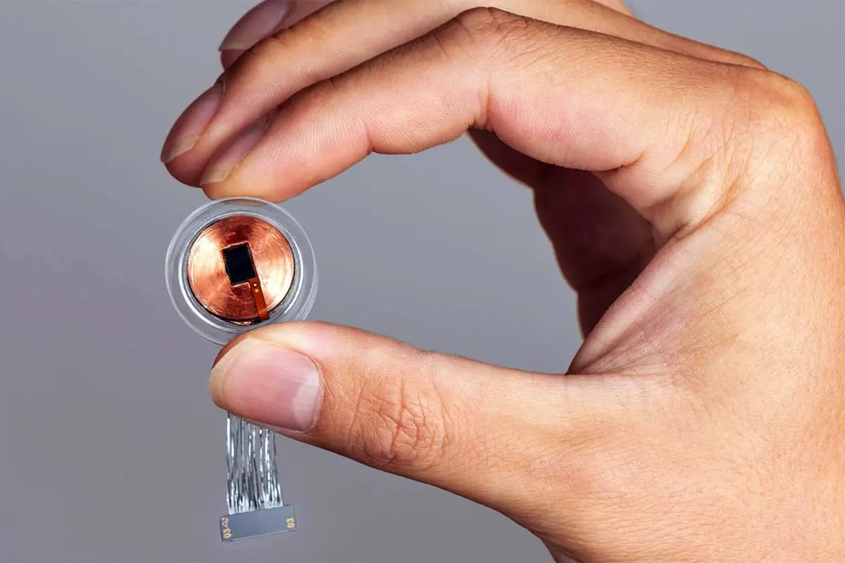 Elon Musk annoncerer masseproduktion af Neuralink-implantater i 2026