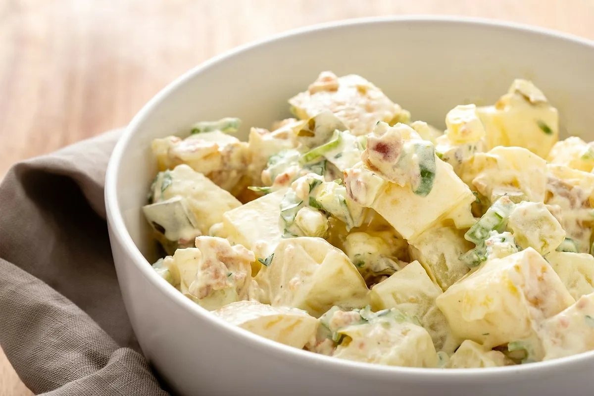 Dansk kartoffelsalat: Cremet og super nem klassiker