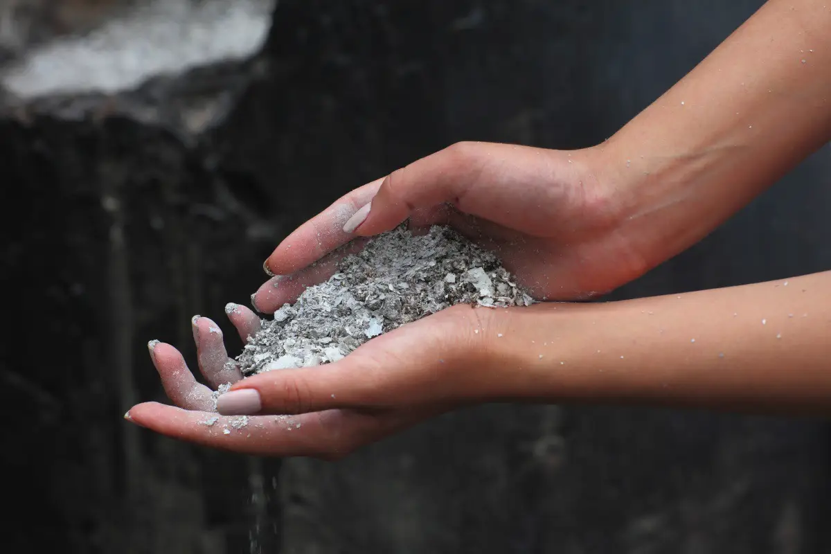 Hvad skal du strø på isede stier? Ikke salt eller sand – her er bedre alternativer