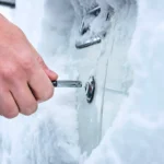 Sådan tør du hurtigt låse og døre på bilen op i frost