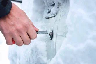 Sådan tør du hurtigt låse og døre på bilen op i frost