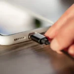 Natteopladning "dræber" din smartphone – eksperter afslører den største fejl