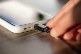 Natteopladning "dræber" din smartphone – eksperter afslører den største fejl
