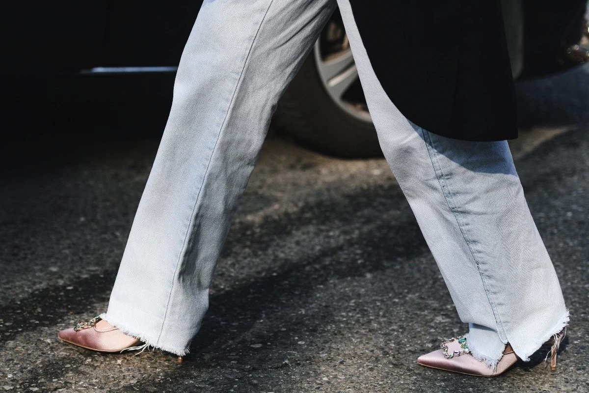Barrel leg jeans er det helt store i 2026 – sådan bærer du dem, så din figur ser lang og super flot ud!