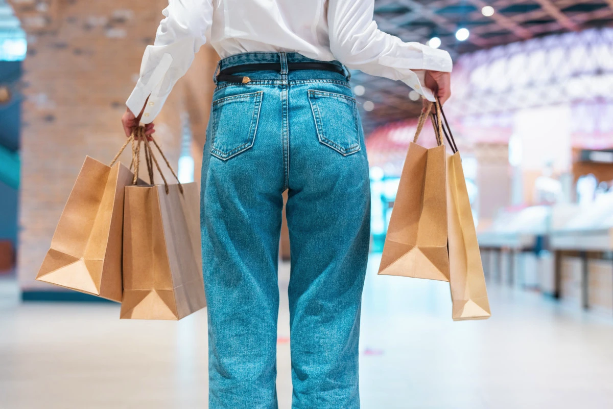 Barrel leg jeans er det helt store i 2026 – sådan bærer du dem, så din figur ser lang og super flot ud!