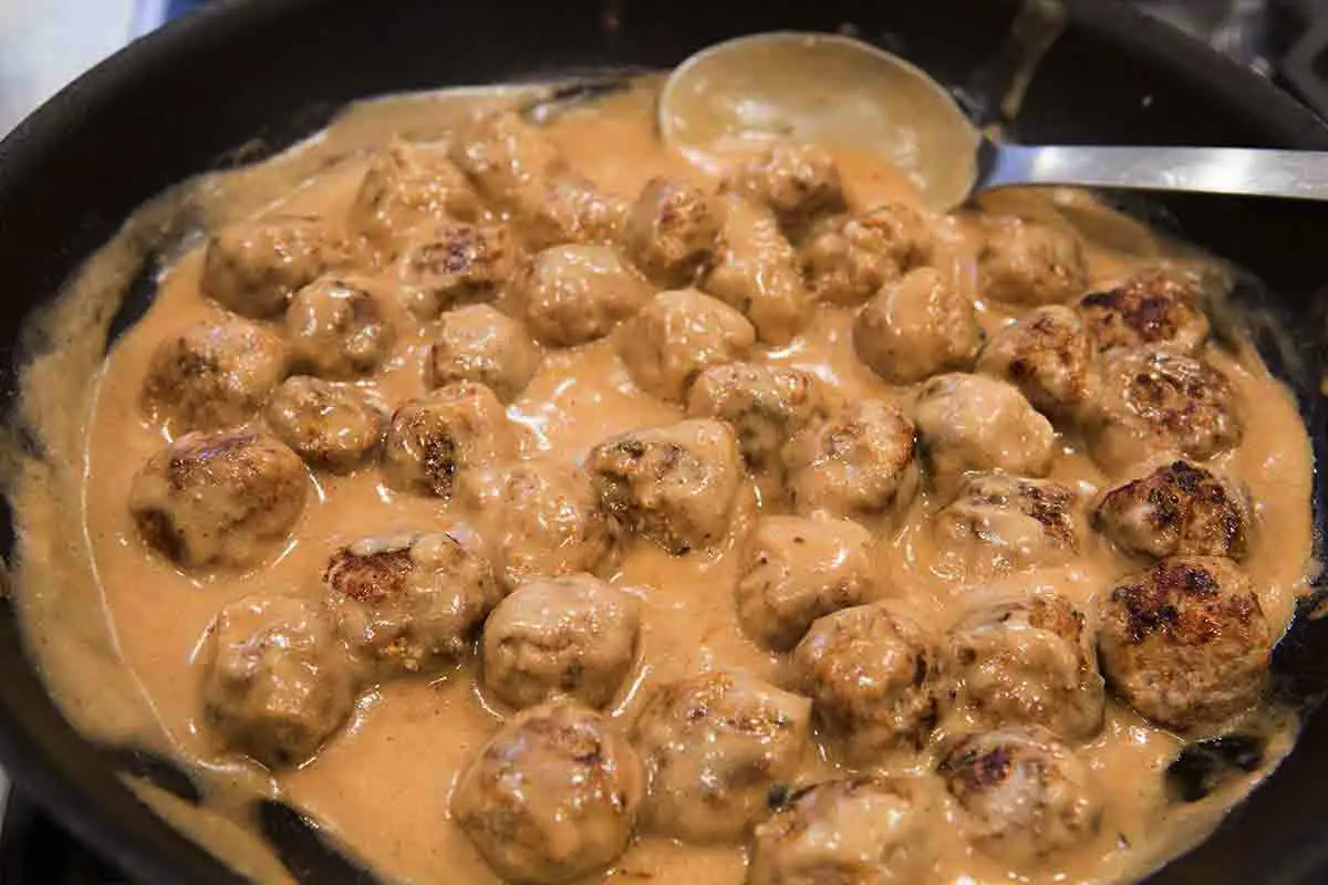 Frikadeller – den klassiske danske opskrift, der altid hitter