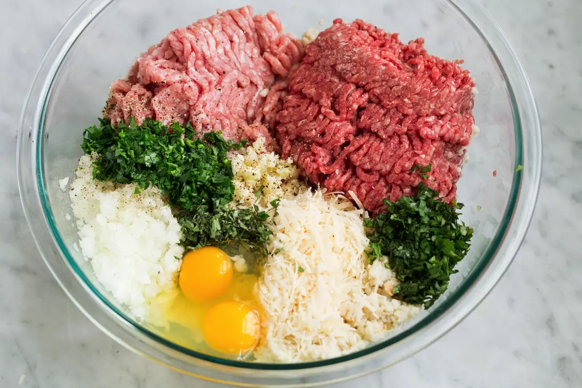 Frikadeller – den klassiske danske opskrift, der altid hitter