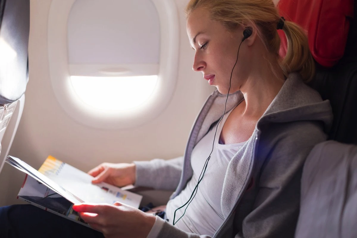 Flyrejser bliver strengere – nu forbyder flere selskaber trådløse hovedtelefoner i indchecket bagage!