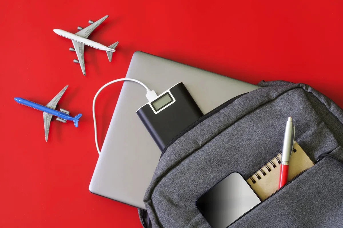 Flyrejser bliver strengere – nu forbyder flere selskaber trådløse hovedtelefoner i indchecket bagage!