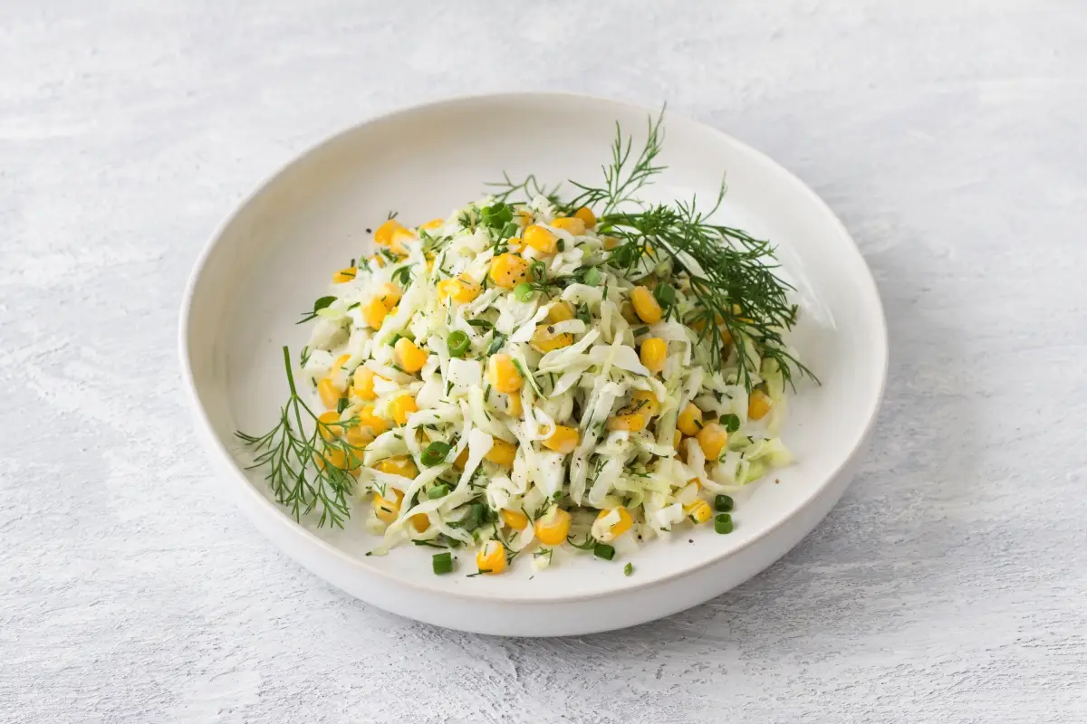 Vårsalat – den klassiske opskrift med friske, simple ingredienser