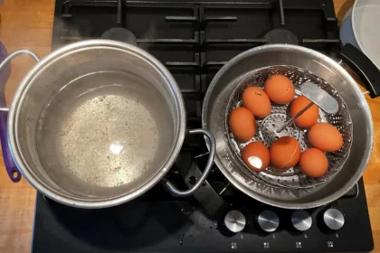 Hvordan koge æg perfekt på kun 5 minutter: den smarte metode med koldt vand