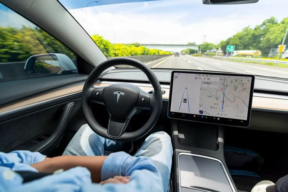 Nederland er først i Europa med at godkende Tesla med Autopilot på vejene