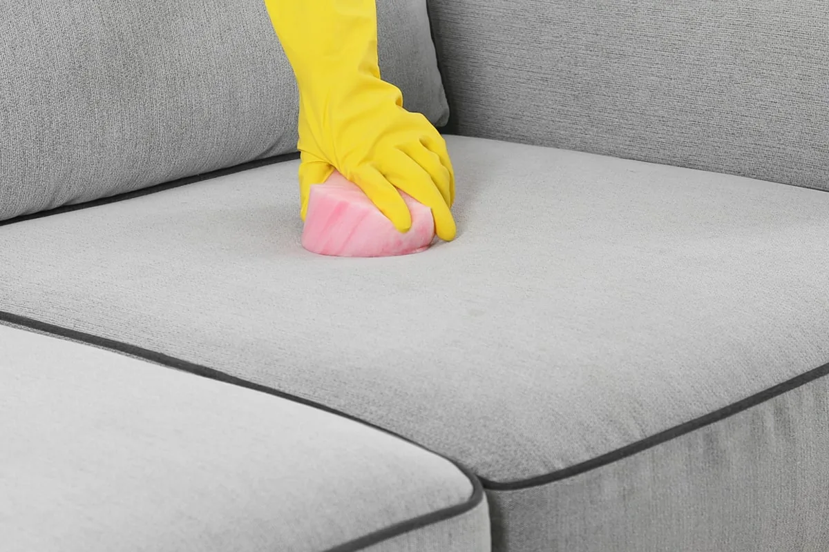 Sådan rengør du sofa derhjemme: fjern pletter, snavs og lugt nemt