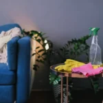 Sådan rengør du sofa derhjemme: fjern pletter, snavs og lugt nemt
