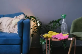 Sådan rengør du sofa derhjemme: fjern pletter, snavs og lugt nemt