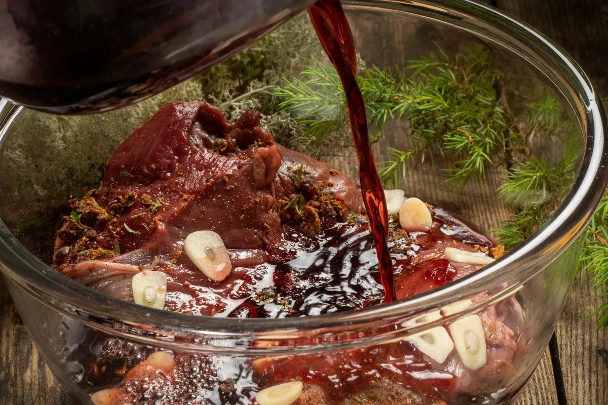 Sådan gør du kød mørt og saftigt – de bedste marinader til svinekød, oksekød og lam