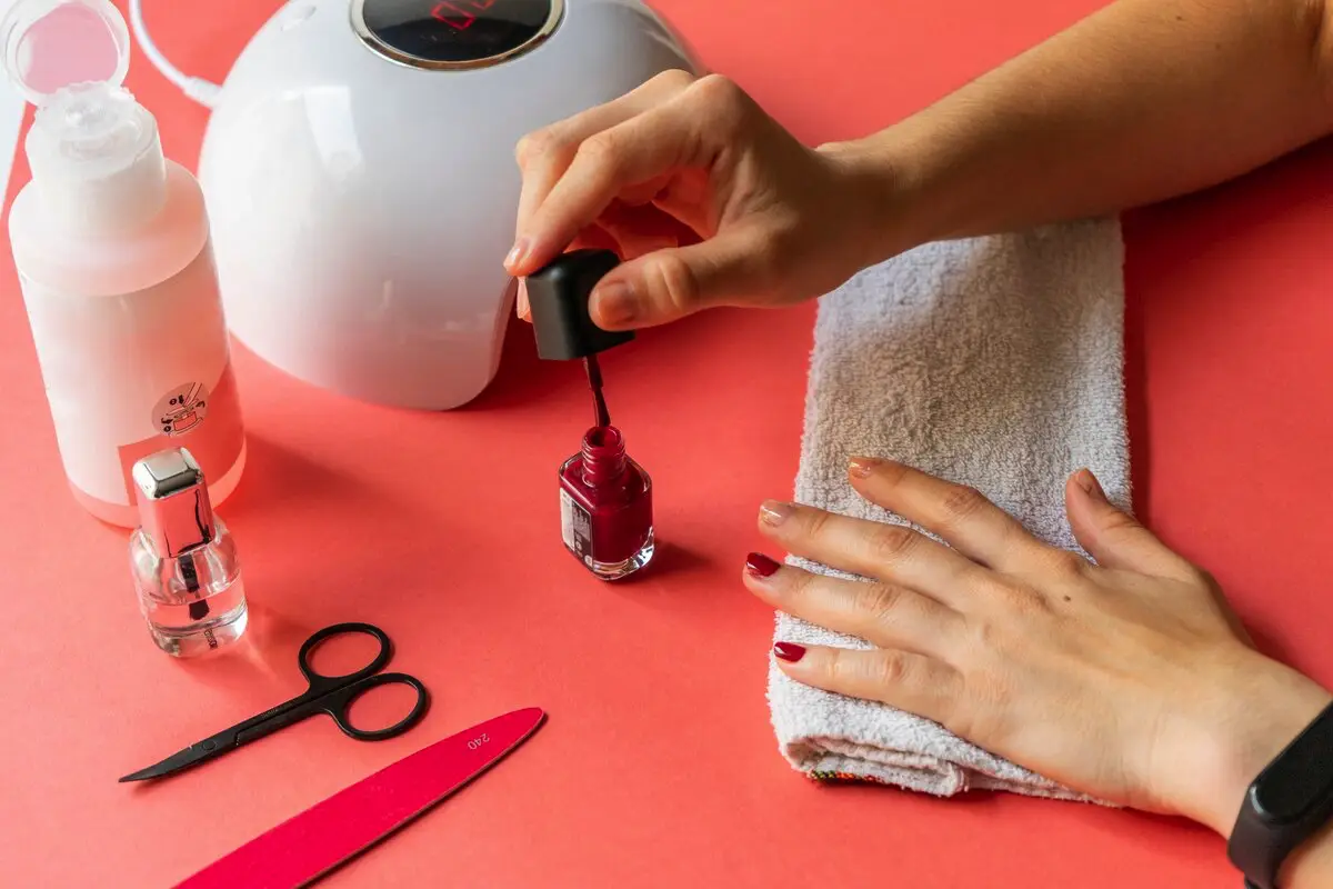 Sådan lakker du negle uden at ramme huden: professionelt trick til perfekt manicure