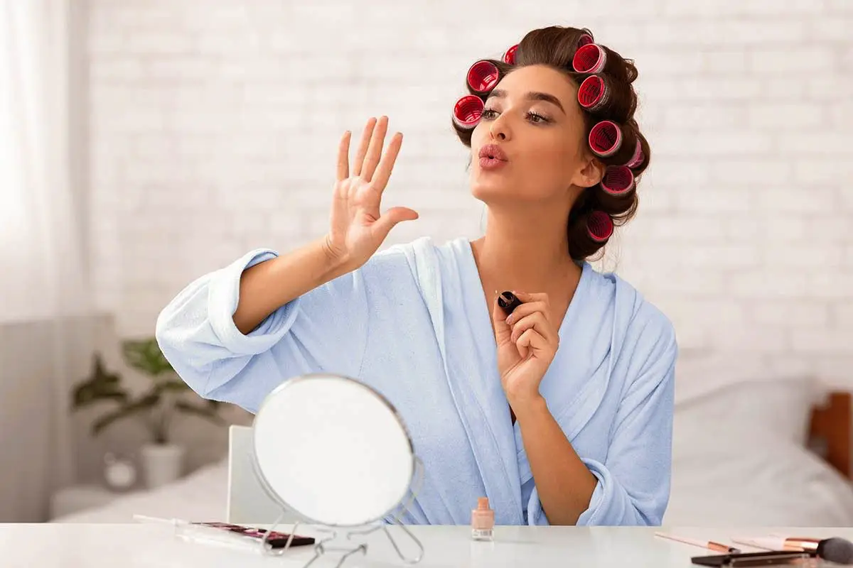 Sådan lakker du negle uden at ramme huden: professionelt trick til perfekt manicure