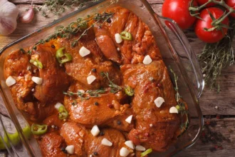 Sådan gør du kød mørt og saftigt – de bedste marinader til svinekød, oksekød og lam