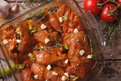 Sådan gør du kød mørt og saftigt – de bedste marinader til svinekød, oksekød og lam