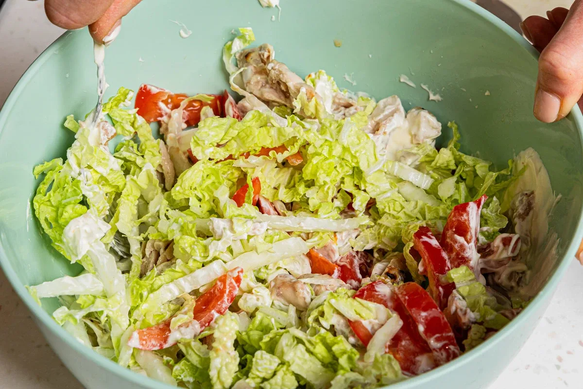 Frisk og sprød “April-salat” med kinakål – perfekt til festbordet