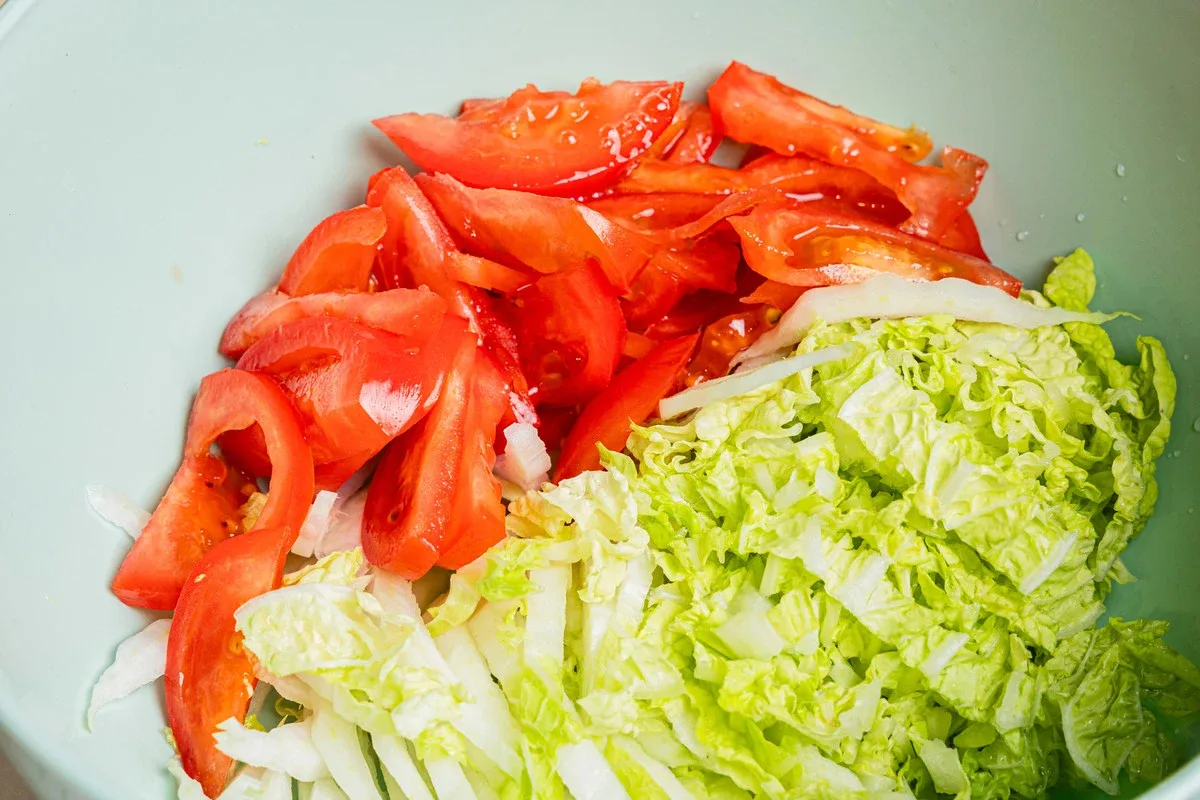Frisk og sprød “April-salat” med kinakål – perfekt til festbordet