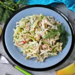 Frisk og sprød “April-salat” med kinakål – perfekt til festbordet