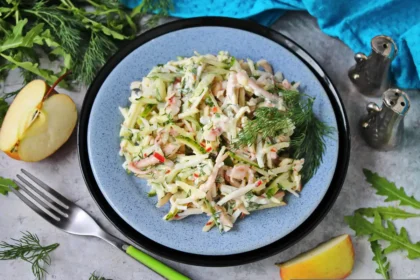 Frisk og sprød “April-salat” med kinakål – perfekt til festbordet