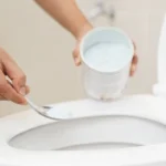 Hvorfor hælde salt i afløbet og toilettet? Det gamle trick, dine bedstemødre sværgede til