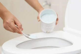 Hvorfor hælde salt i afløbet og toilettet? Det gamle trick, dine bedstemødre sværgede til