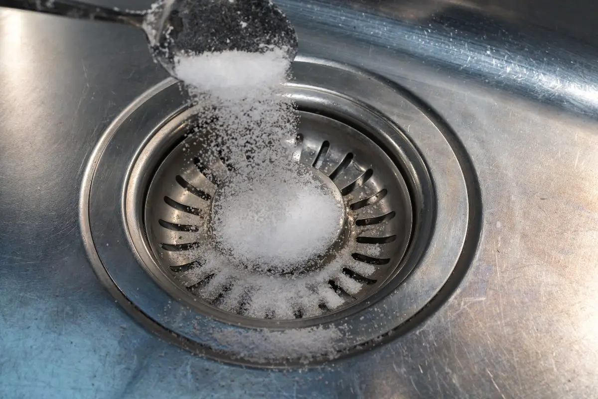 Hvorfor hælde salt i afløbet og toilettet? Det gamle trick, dine bedstemødre sværgede til