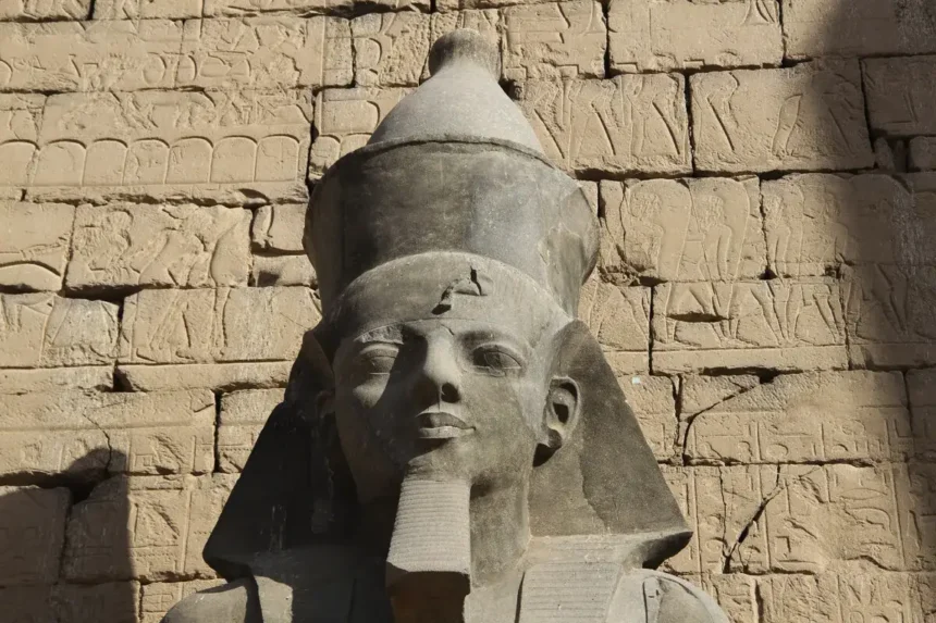 Faraonen, der nævnes i Bibelen: Statue af Ramses II fundet i Nilens delta