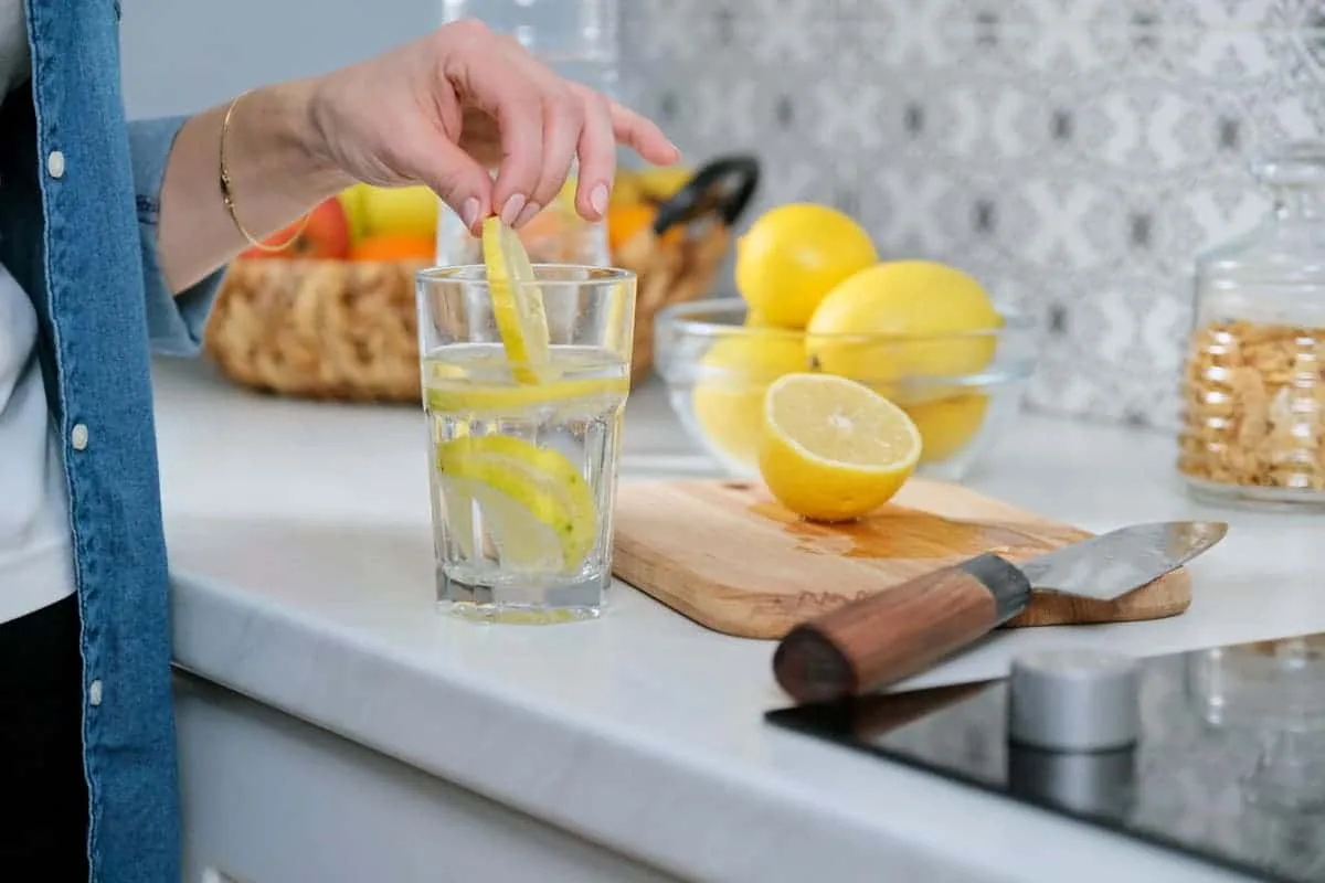 Varmt vand med citron hver dag: 7 fordele for din krop