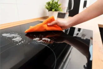 Uden en eneste ridse: Sådan får du din induktionsplade til at skinne