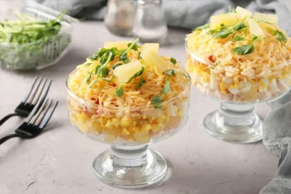 Lækker og nem salat med kylling, gulerødder, ost og æg