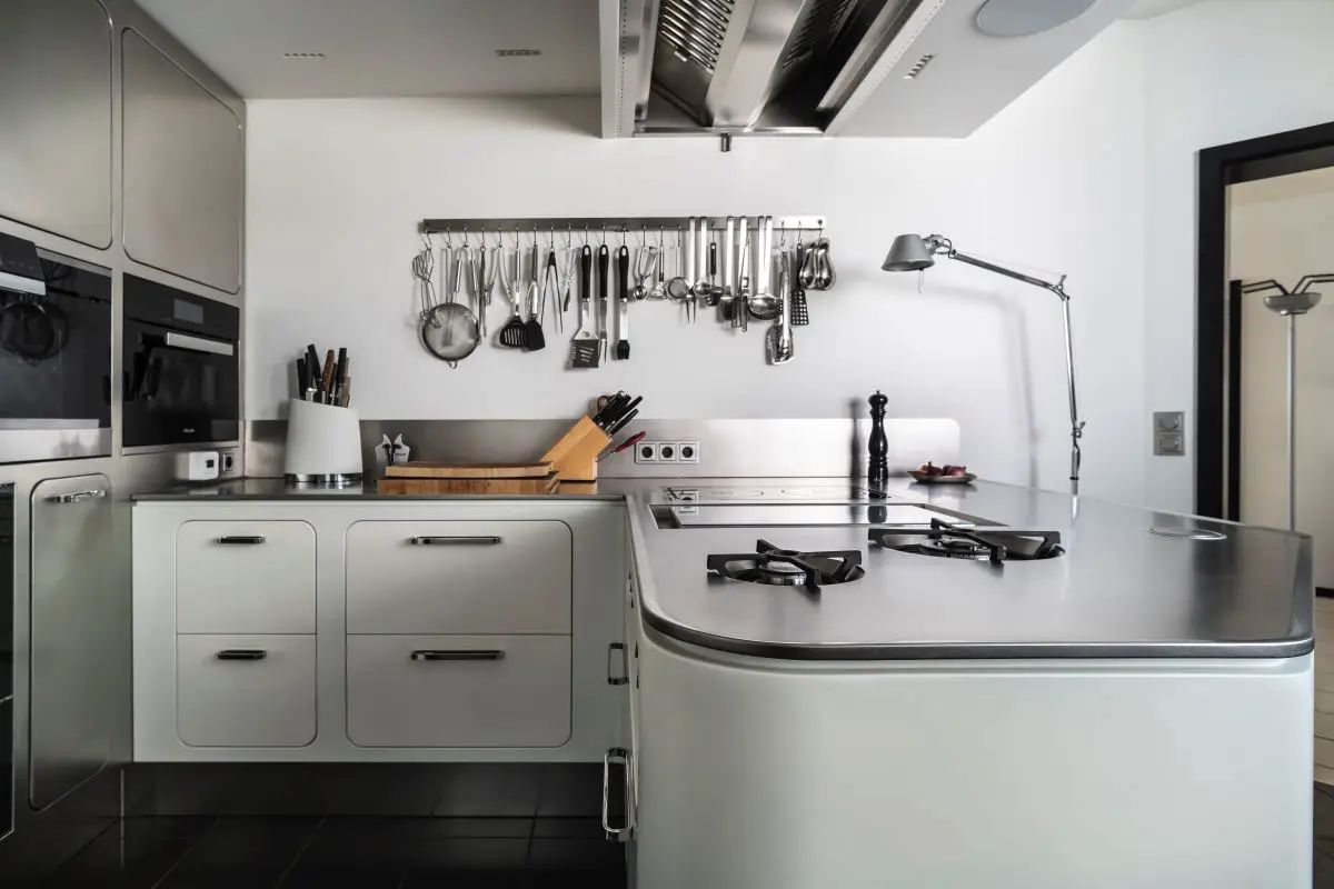 Granit er ikke længere på mode: en praktisk og økonomisk trend vender tilbage i moderne køkkendesign