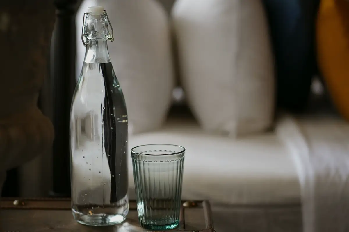 Hvorfor du bør rulle en vandflaske under sengen på hotellet 