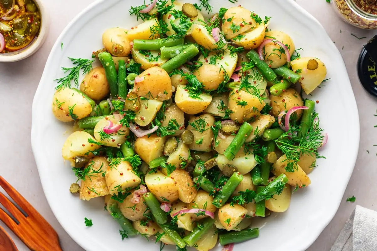 Varm kartoffelsalat – den trendy danske opskrift alle hvisker om