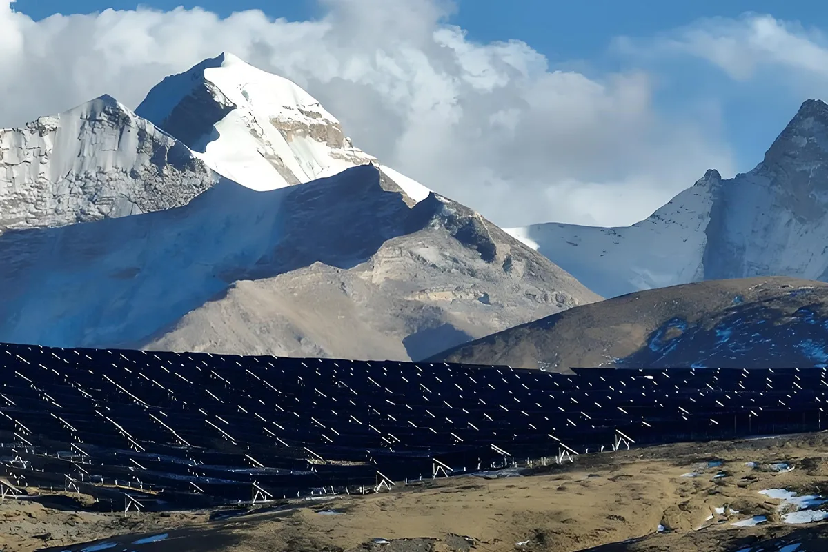 Solcelleparker i Tibet: Når solenergi giver plads til får og grønnere natur