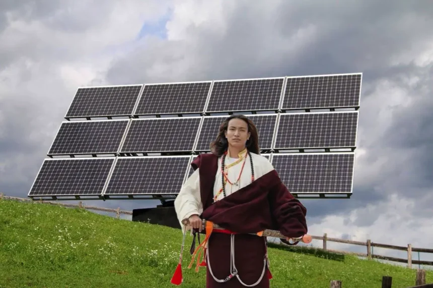 Solcelleparker i Tibet: Når solenergi giver plads til får og grønnere natur