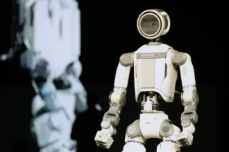 En udfordring til Kina: I Holland udvikler man menneskelignende robotter 