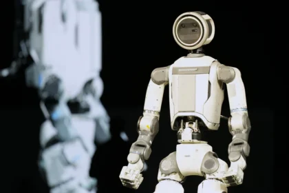 En udfordring til Kina: I Holland udvikler man menneskelignende robotter 
